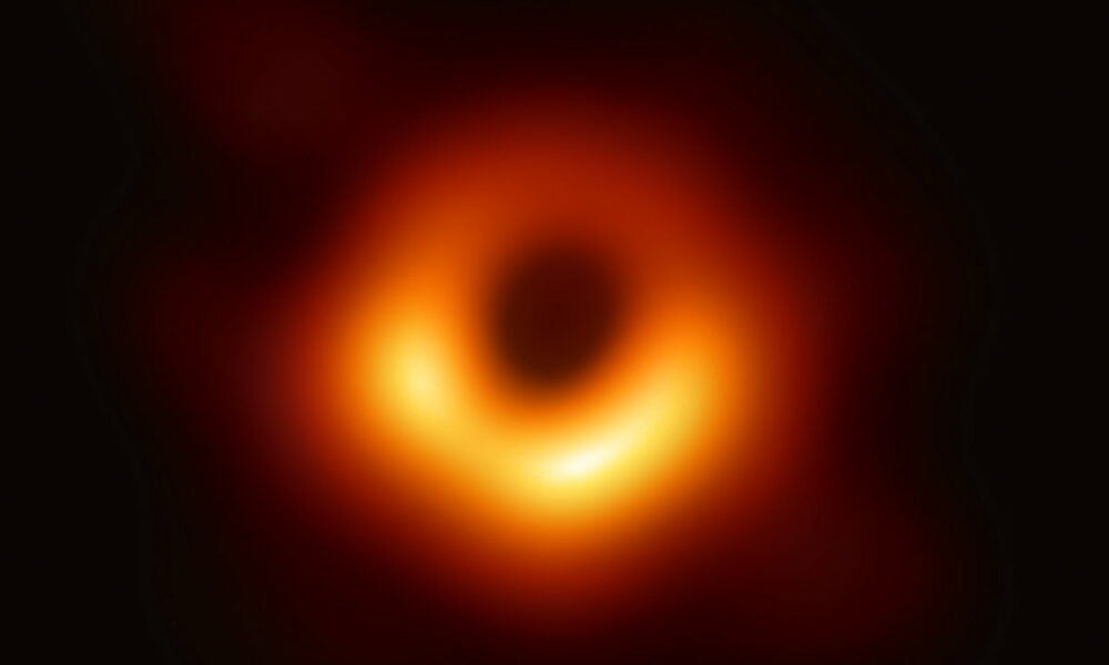el mayor agujero negro supermasivo