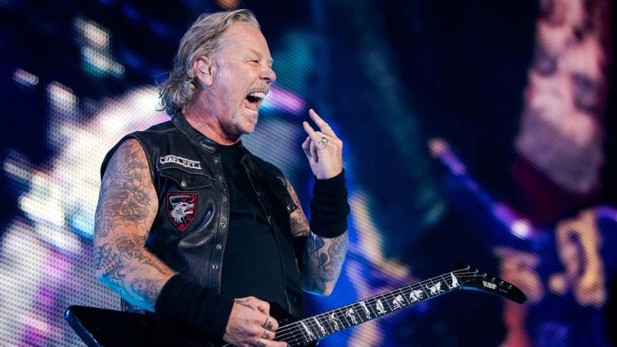 Metallica vende tantos discos de vinilo que compró una fábrica