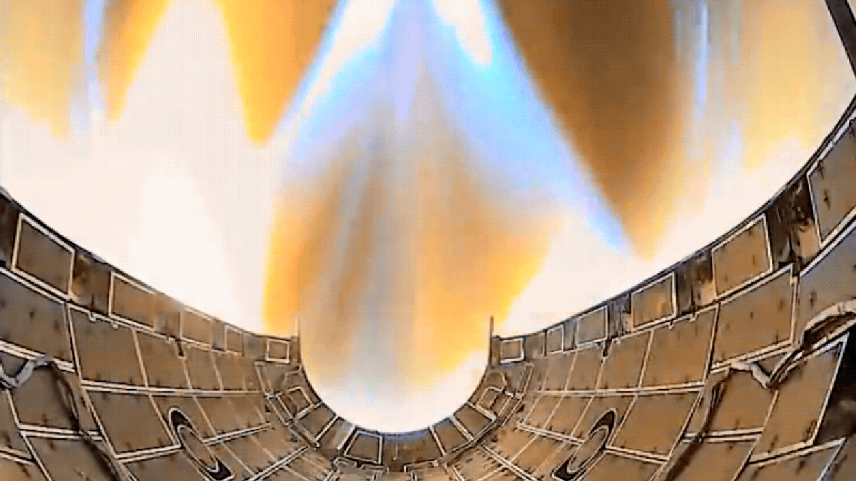 La estela de plasma que deja el carenado de un Falcon Heavy a su paso