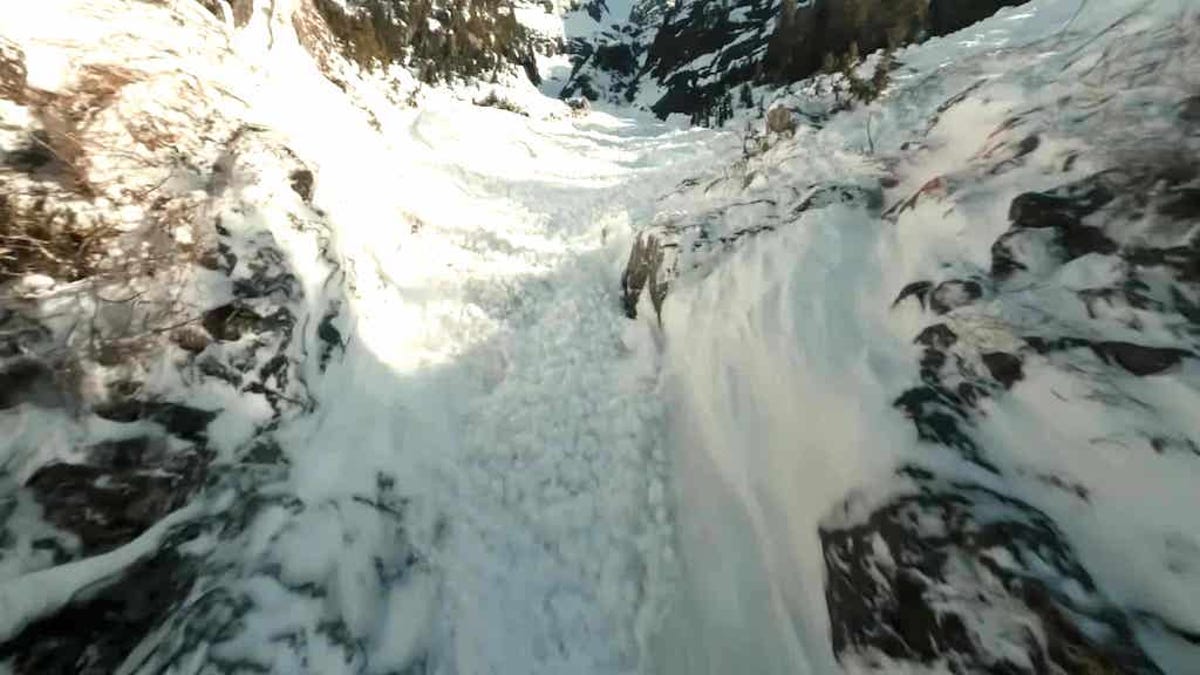 Un piloto de drones captura una alucinante avalancha en Canadá