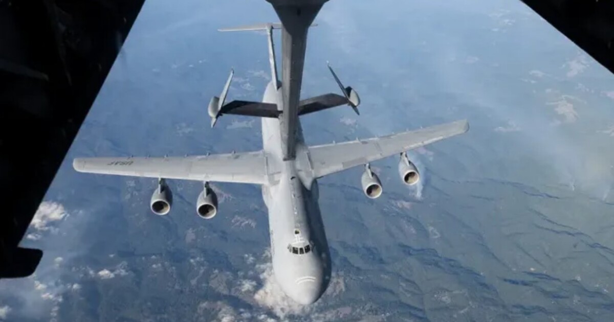 La Fuerza Aérea de EE.UU. reposta un avión cisterna al revés