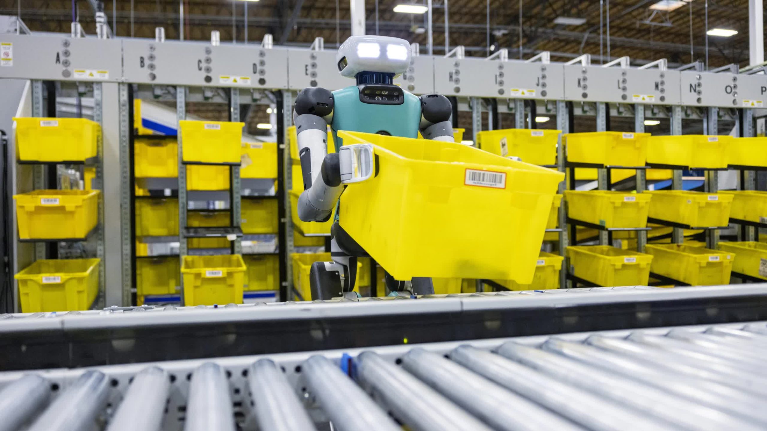 Un ejecutivo de Amazon afirma que los robots y la automatización mejorarán, no reemplazarán, los empleos humanos