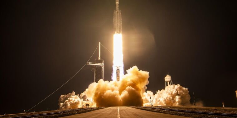 SpaceX lanza dos cohetes, con tres horas de diferencia, para cerrar un año récord