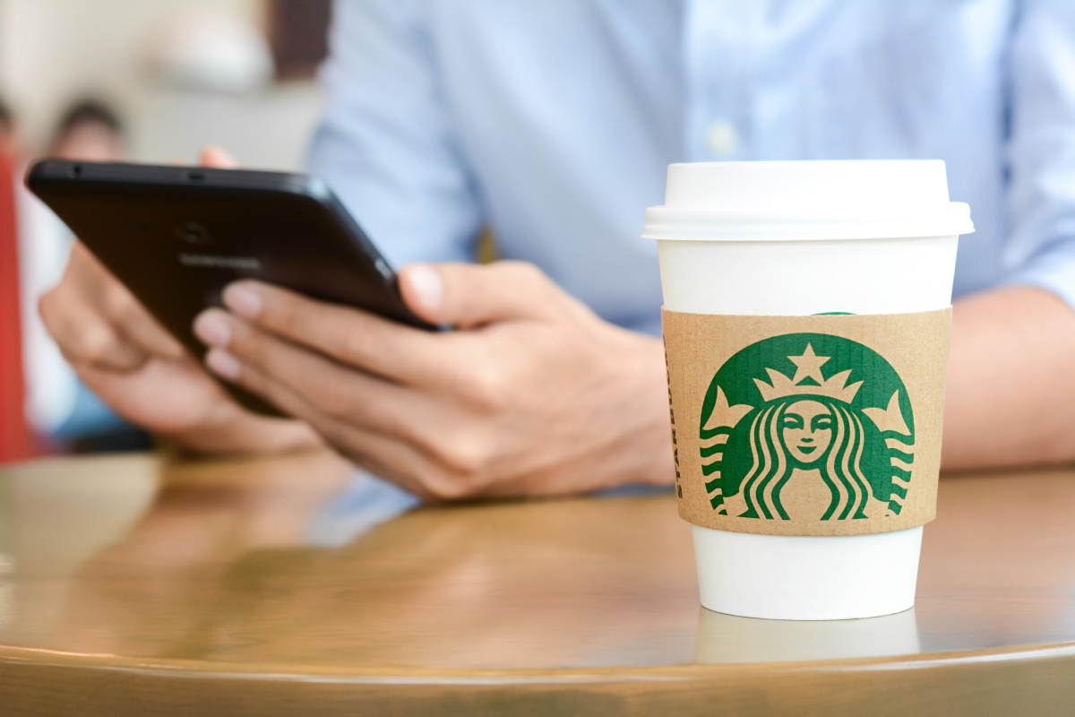 Starbucks acusado de utilizar patrones oscuros en su aplicación para retener casi 900 millones de dólares