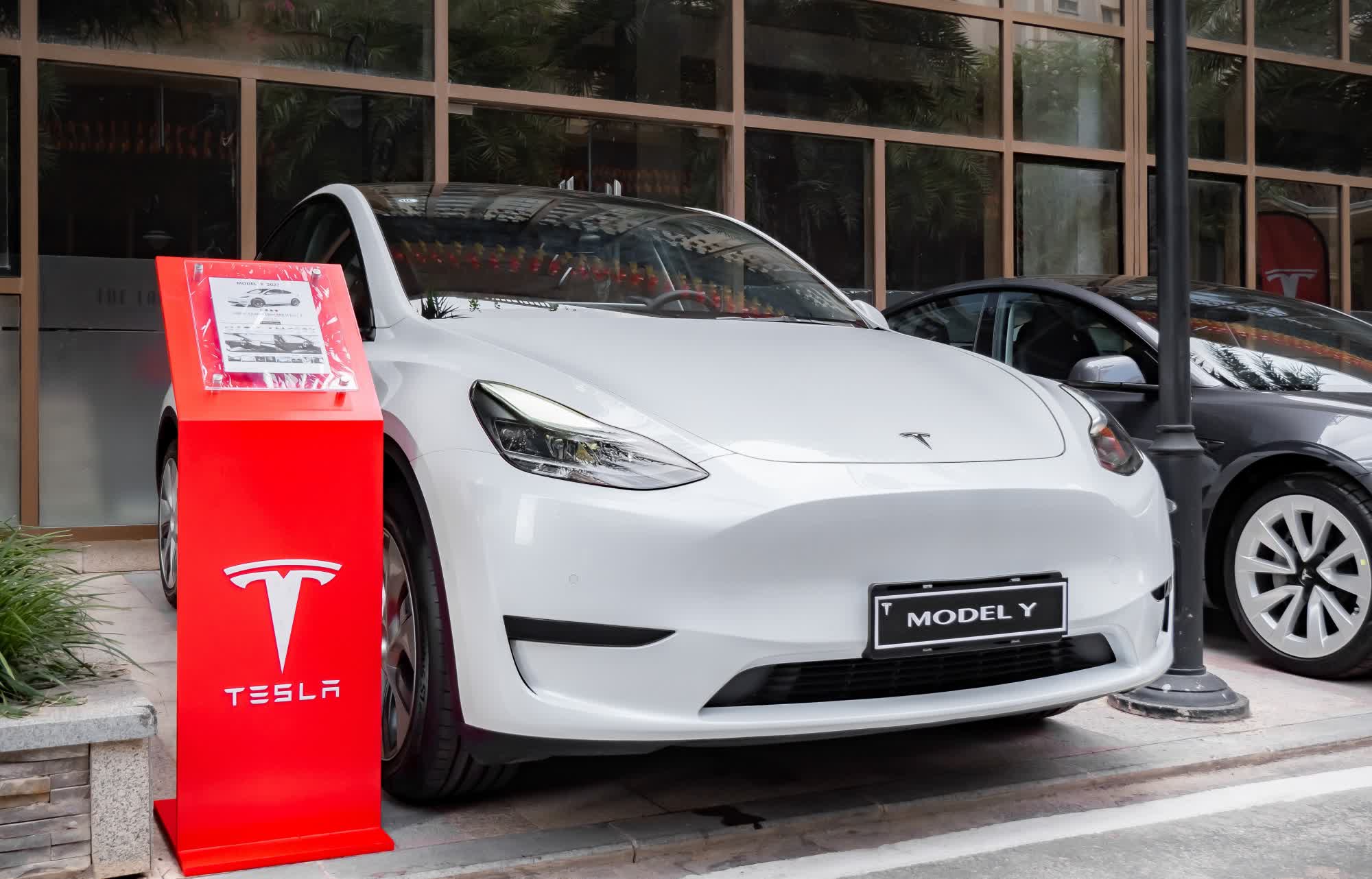 Tesla retira 200.000 vehículos por fallo en el software de la cámara retrovisora