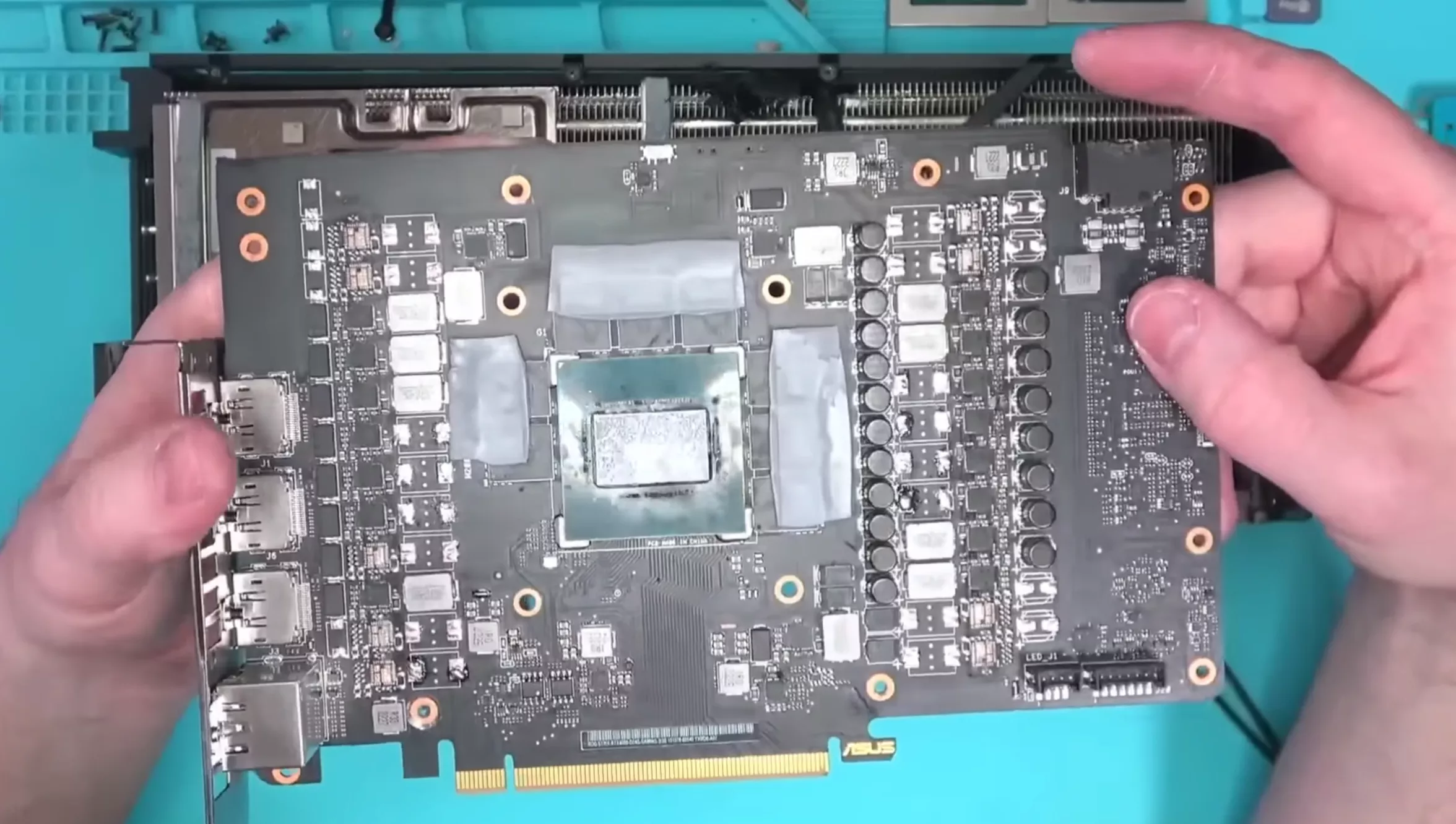 Amazon vendió una RTX 4090 falsa con una GPU RTX 4080 y componentes fritos