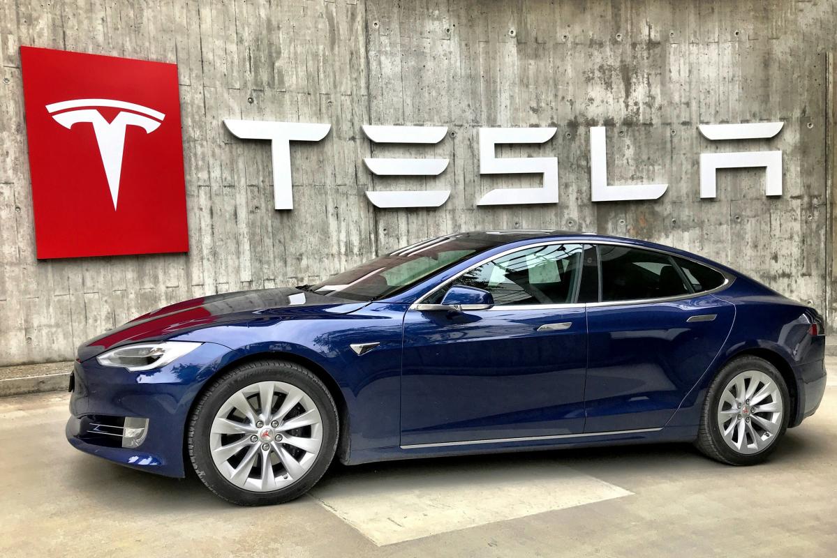 Tesla retira 200.000 vehículos debido a una cámara retrovisora ​​defectuosa
