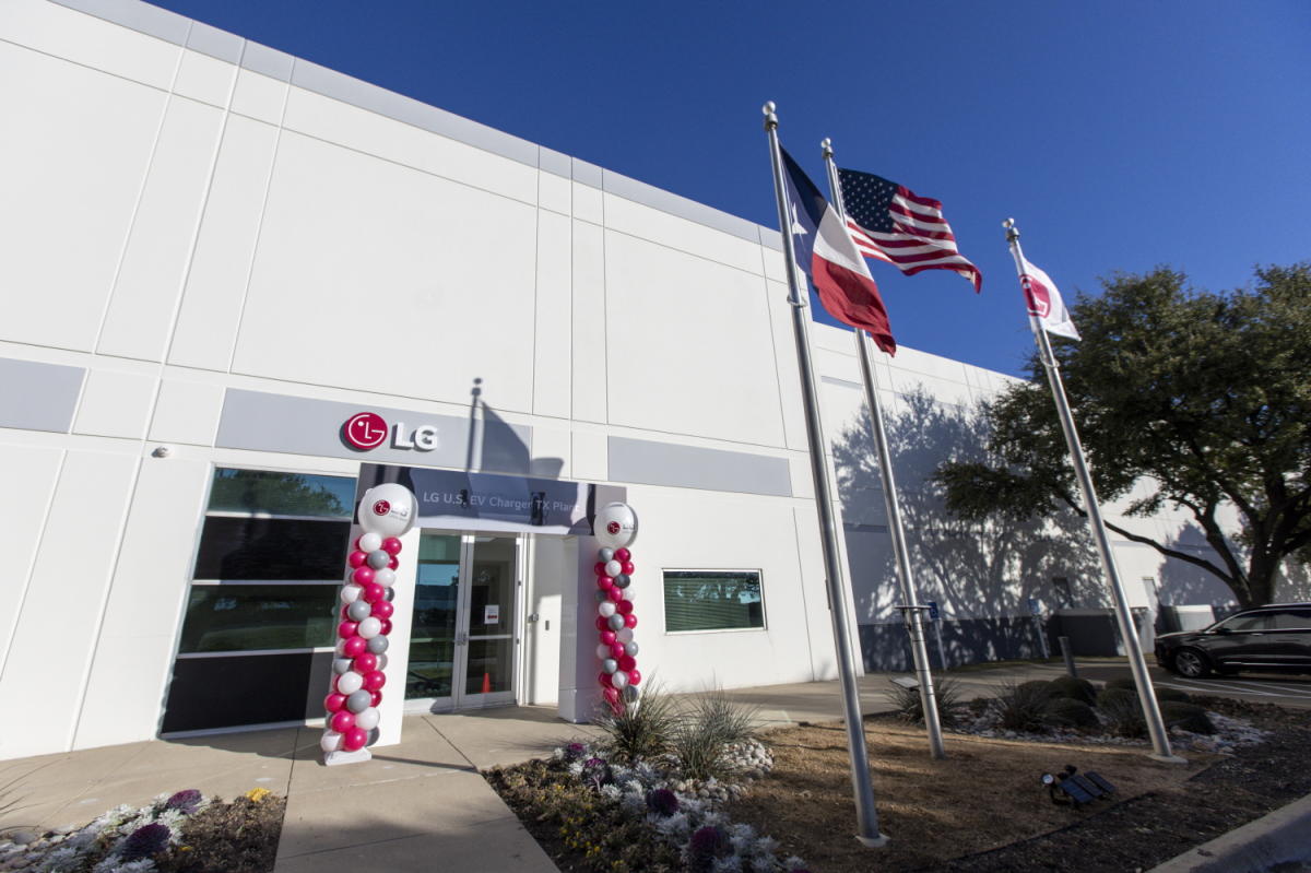 LG acaba de abrir su primera planta de fabricación de cargadores para vehículos eléctricos en EE. UU.