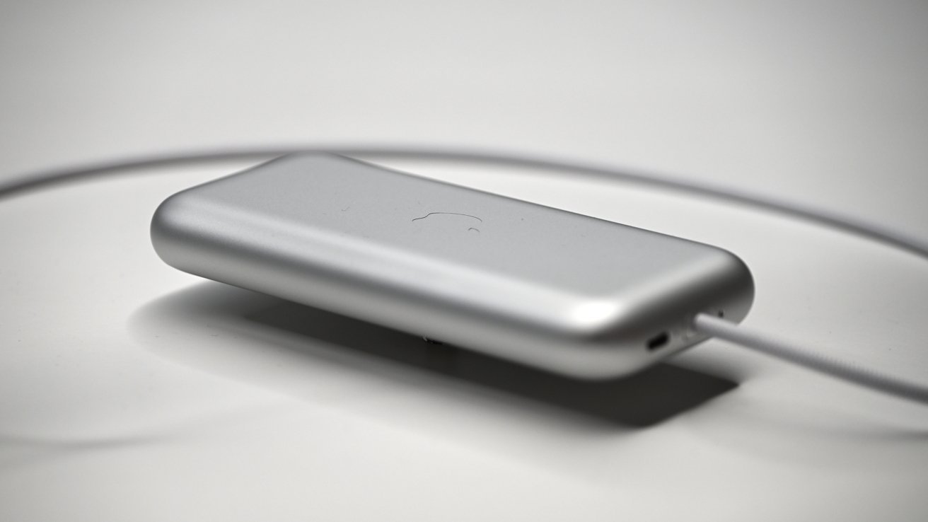 El cable de la batería Apple Vision Pro se puede quitar con la herramienta de expulsión de SIM
