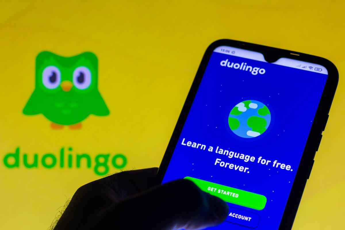 Duolingo despide contratistas a medida que comienza a depender más de la IA
