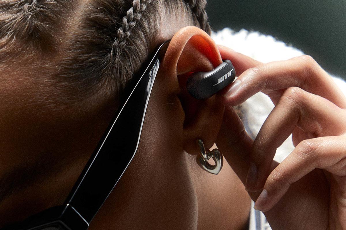 Los auriculares Bose Ultra Open se enganchan en las orejas y cuestan 300 dólares