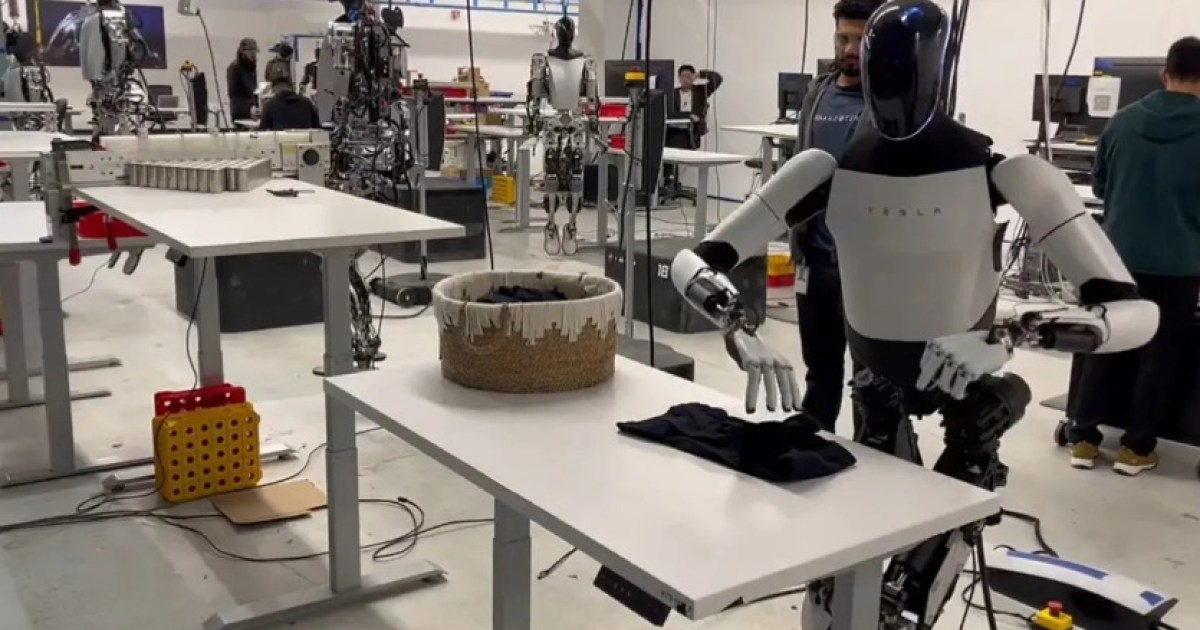 El robot Optimus de Tesla dobla camisetas…pero un poco lento