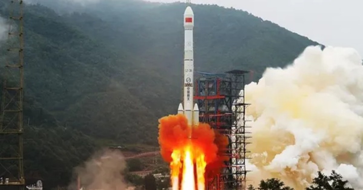 VIDEO: cohete propulsor chino cae desde el espacio y explota