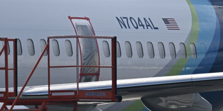 Alaska Airlines dice que encontró muchos tornillos sueltos en sus Boeing 737 Max 9