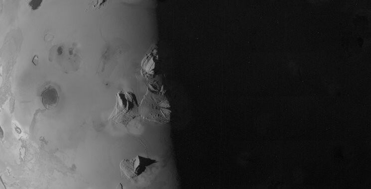 Juno realiza su primer sobrevuelo ultracercano a la luna Io, cubierta de un volcán