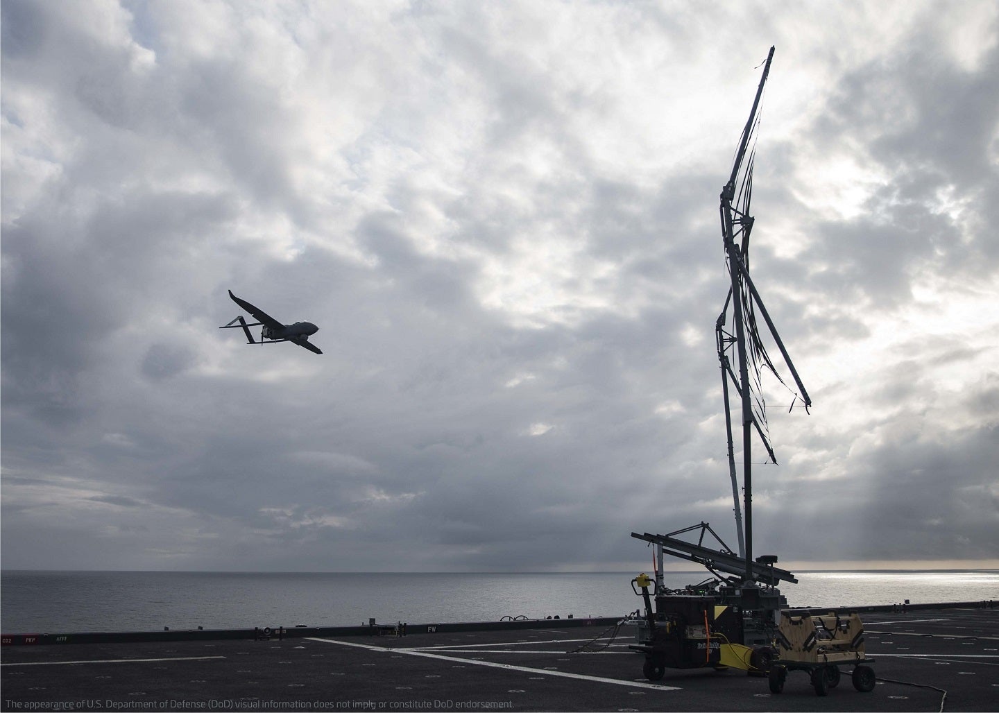 El UAS Aerosonde de Textron se eleva desde un buque de combate litoral