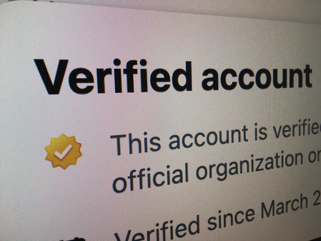 Las cuentas X pirateadas con marcas de verificación doradas están a la venta en la web oscura, según un estudio