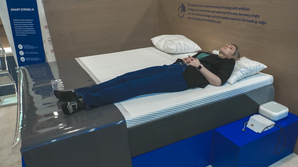 Esta cama inteligente utiliza cuerdas y sensores de inteligencia artificial para adaptarse a sus necesidades de sueño