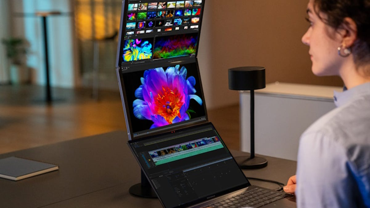 Asus acaba de presentar un monitor OLED portátil de 17 pulgadas que puedes plegar por la mitad