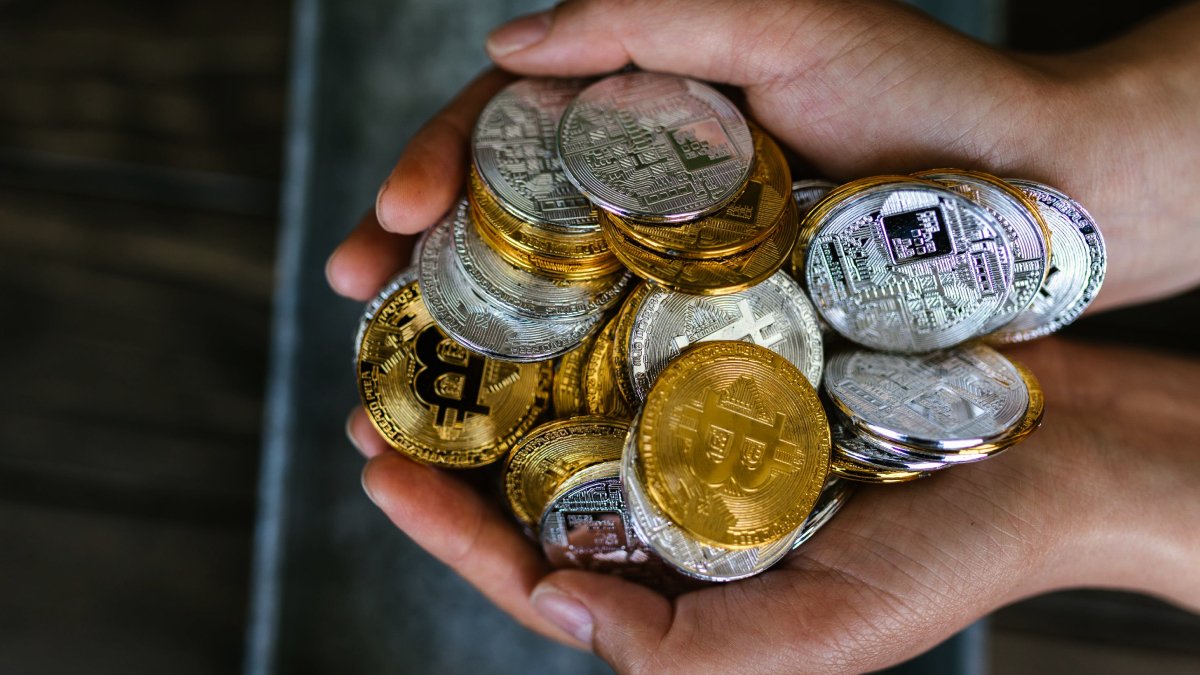 Bitcoin alcanza la marca de $50,000 por primera vez en dos años, Tether y USD Coin ven pérdidas