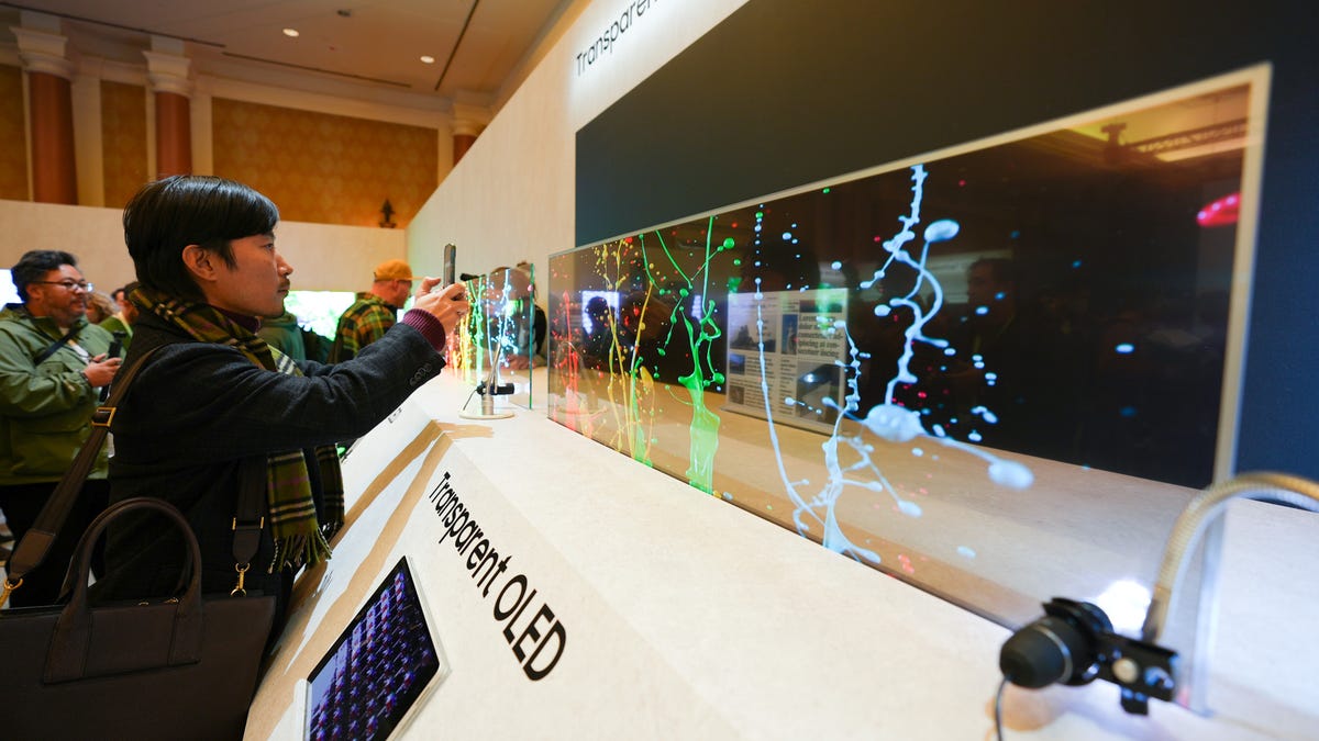 Vi los nuevos televisores transparentes de Samsung y LG en el CES y hay un claro ganador