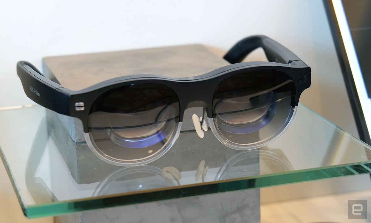 Las gafas ASUS AirVision M1 le brindan grandes pantallas virtuales en un paquete fácil de viajar