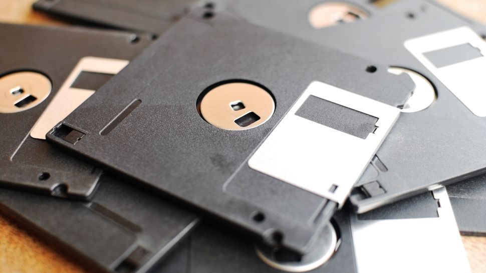 Japón finalmente renuncia a las unidades de disquete de 1,44 MB, 50 años después de que salieron a la venta, pero todavía no hay señales de que Microsoft elimine el icónico ícono de disquete «Guardar» de Office.