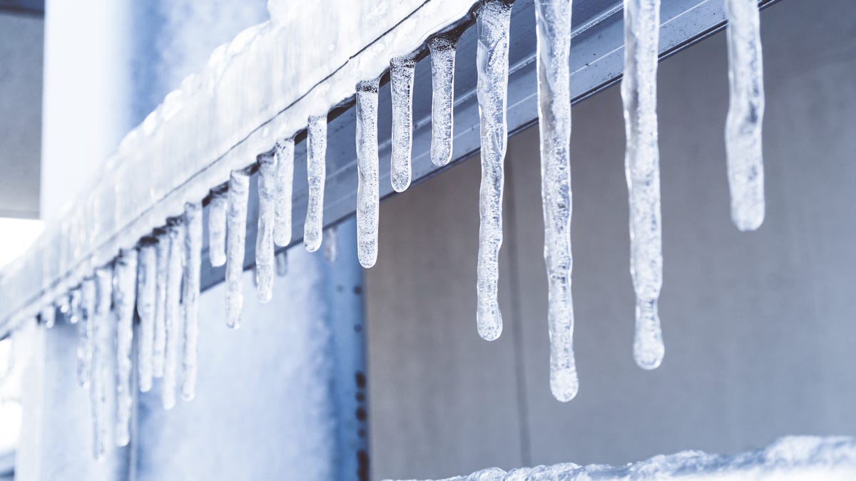 Guía para tormentas invernales: qué abastecerse en caso de nieve, hielo y cortes de energía