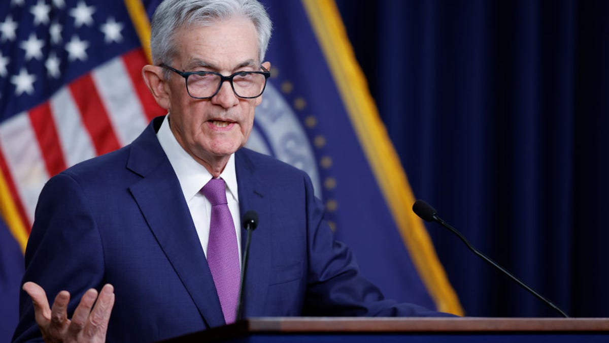 La Reserva Federal no recortará las tasas de interés hasta que la inflación se acerque al 2%.  Esto es lo que eso significa para su dinero – CNET