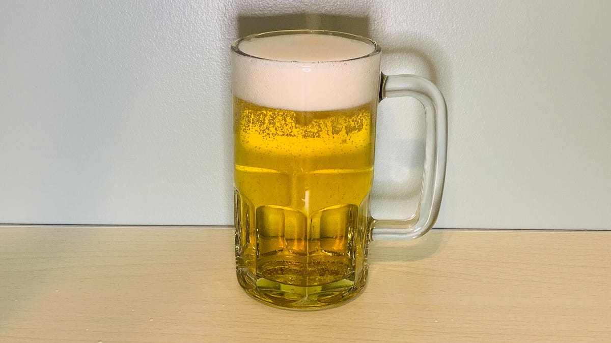Bebí el último sorbo de una cerveza elaborada a máquina ‘ilegal’ en el CES