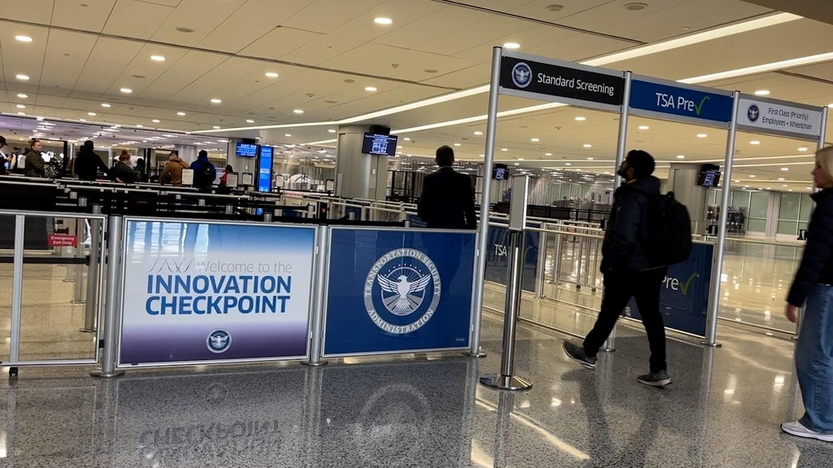 Primer vistazo a la tecnología de autoevaluación de la TSA (¡en realidad virtual!): Vídeo
