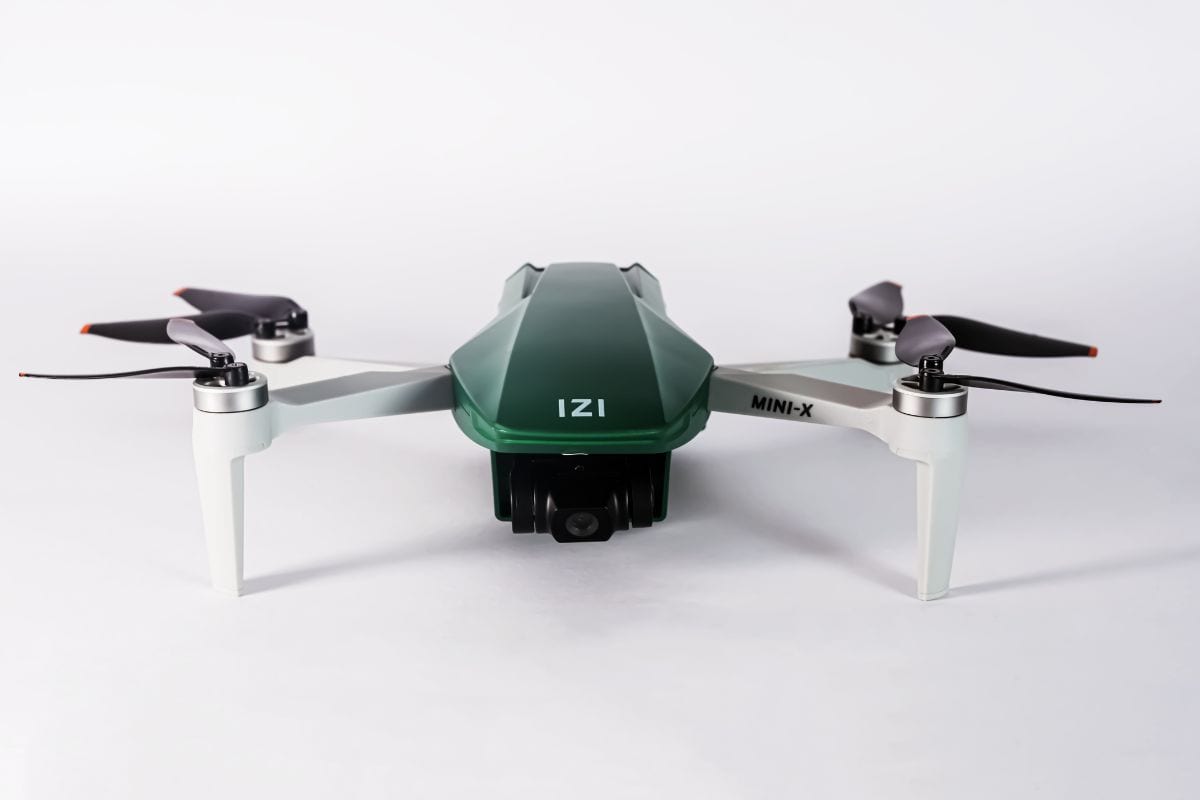 Izi Mini X Nano Drone con cardán de 3 ejes y alcance de video en vivo de 4 km lanzado en India