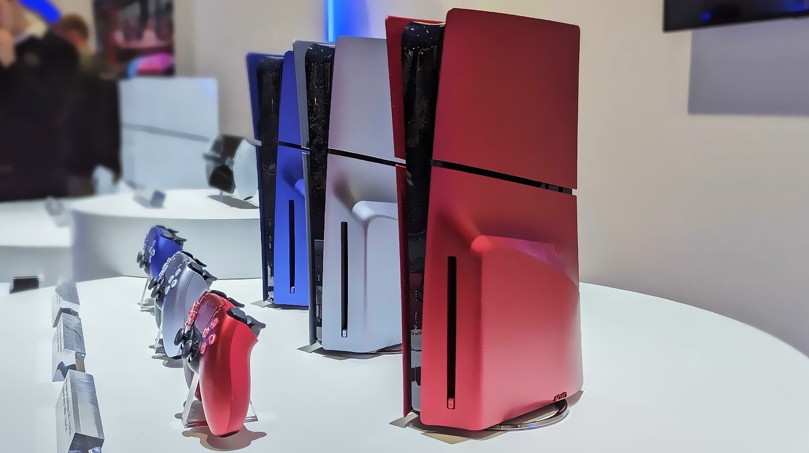 Sony muestra la PS5 Slim con coloridas cubiertas metálicas para la consola