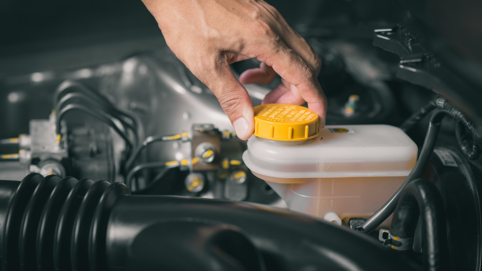 ¿Con qué frecuencia realmente necesita cambiar el líquido de frenos de su automóvil?