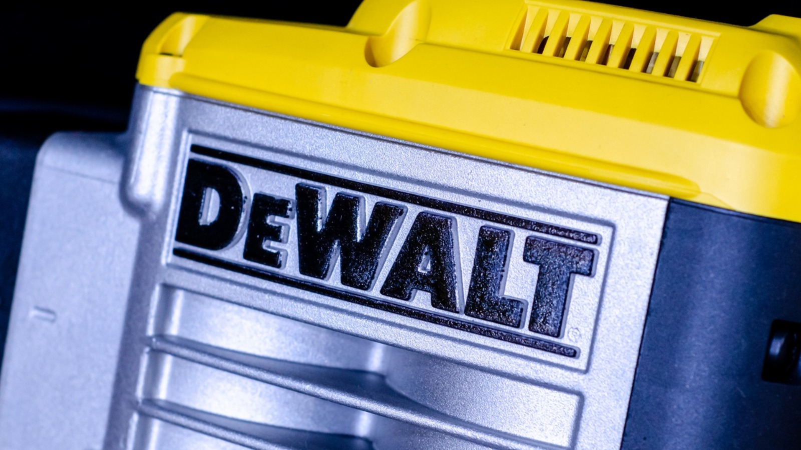 6 de los productos DeWalt más útiles que no son herramientas eléctricas
