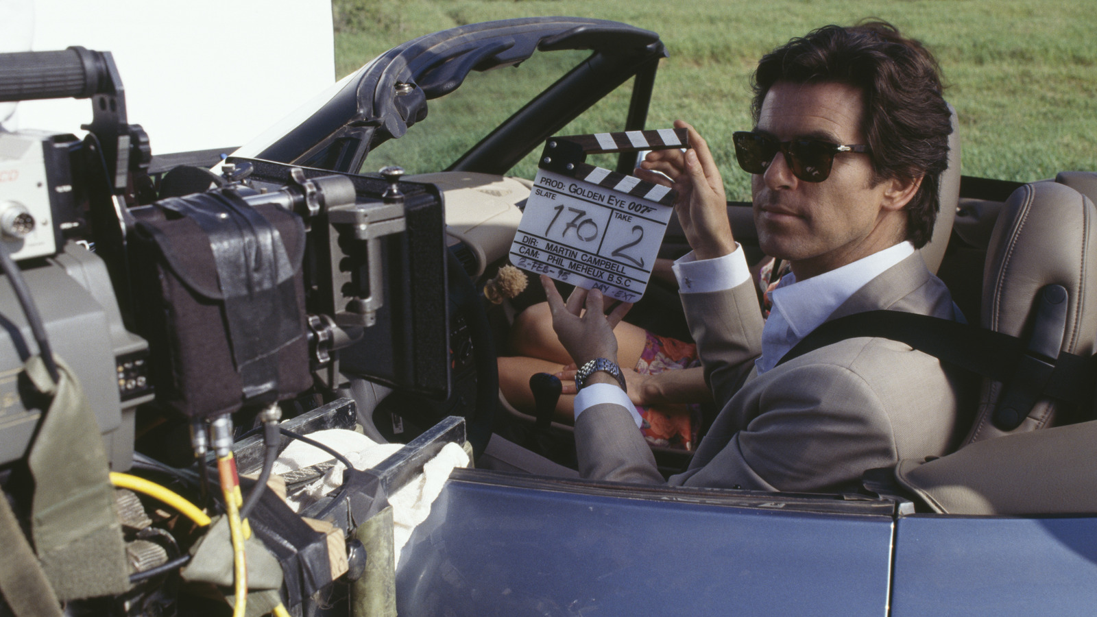 La historia detrás del actor de James Bond, Pierce Brosnan, a exceso de velocidad en un BMW 850 Ci