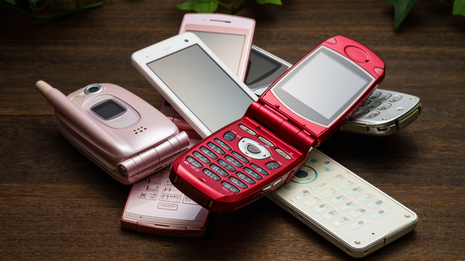 5 teléfonos plegables asequibles y prácticos para usar en 2024
