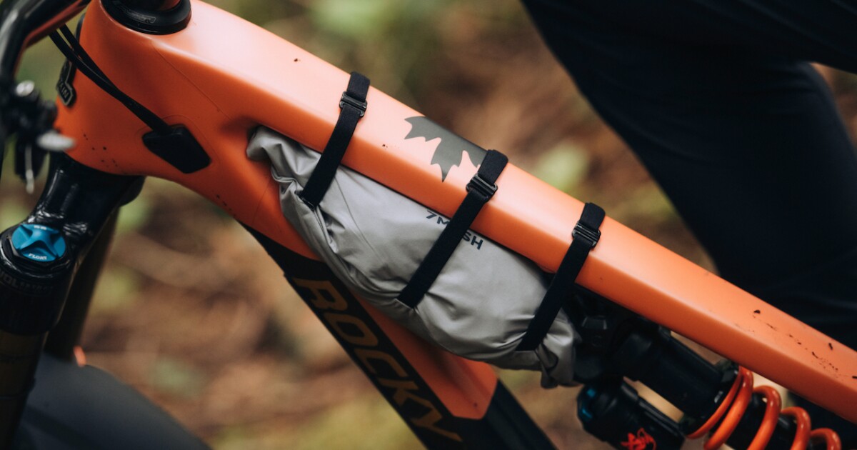 Las chaquetas ciclistas Stash System se empaquetan en paquetes que se pueden guardar en bicicletas