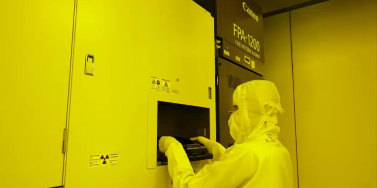 Canon planea revolucionar la fabricación de chips con una máquina de “sello” de bajo costo