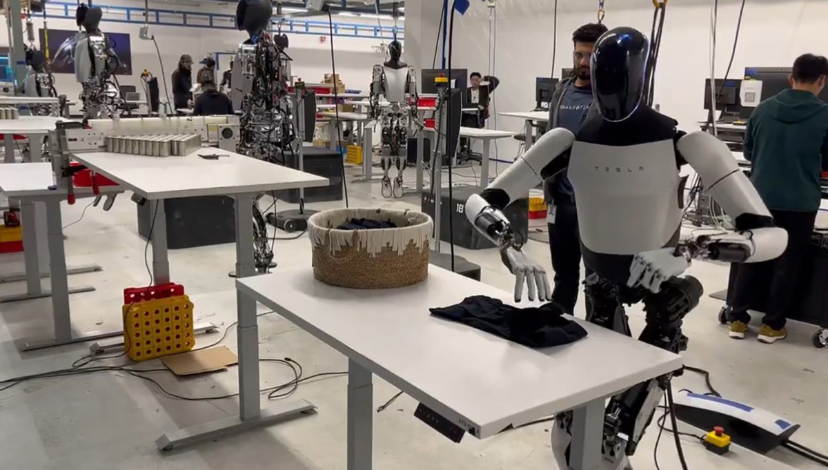 El robot Tesla de Elon dobla la ropa «bien» en una demostración preescrita