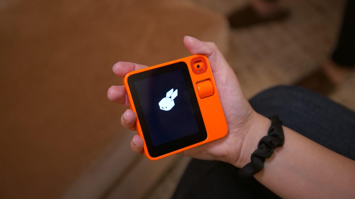 Saluda a Rabbit R1: una pequeña caja naranja que intercambia aplicaciones telefónicas por IA
