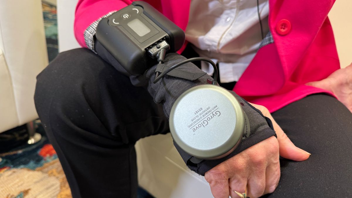 Este guante usa un giroscopio para contrarrestar los temblores del Parkinson y vi la gran diferencia que hace