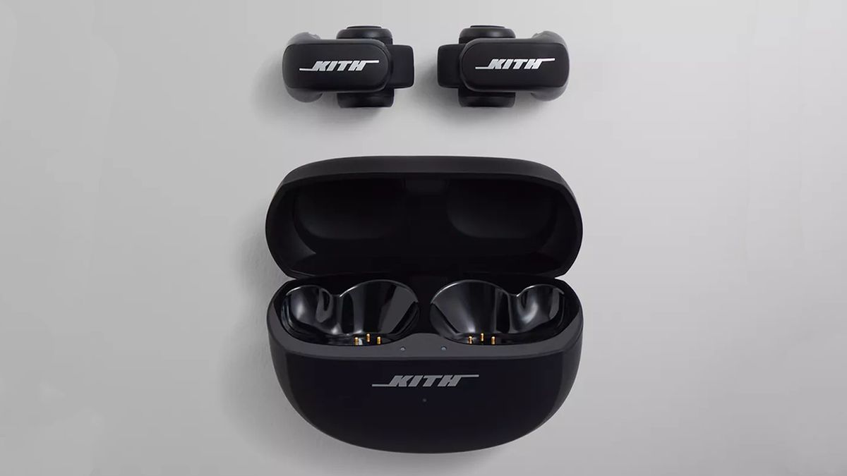 Los auriculares Ultra Open Earbuds de Bose se ajustan a tus oídos para que puedas escuchar lo que te rodea