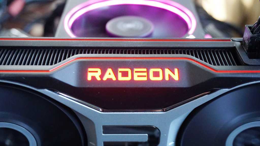 La Radeon RX 7600 XT de AMD, de 330 dólares, lleva 16 GB a las masas