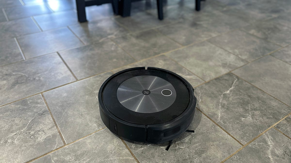 El fantástico iRobot Roomba j7 tiene un descuento de $ 300 antes del Día de los Caídos