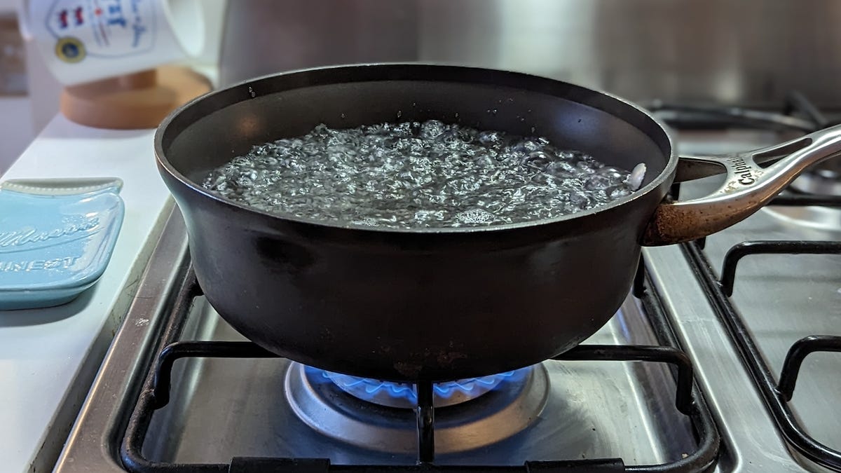 Existe una nueva norma federal para estufas de gas.  Esto es lo que significa para su cocina.
