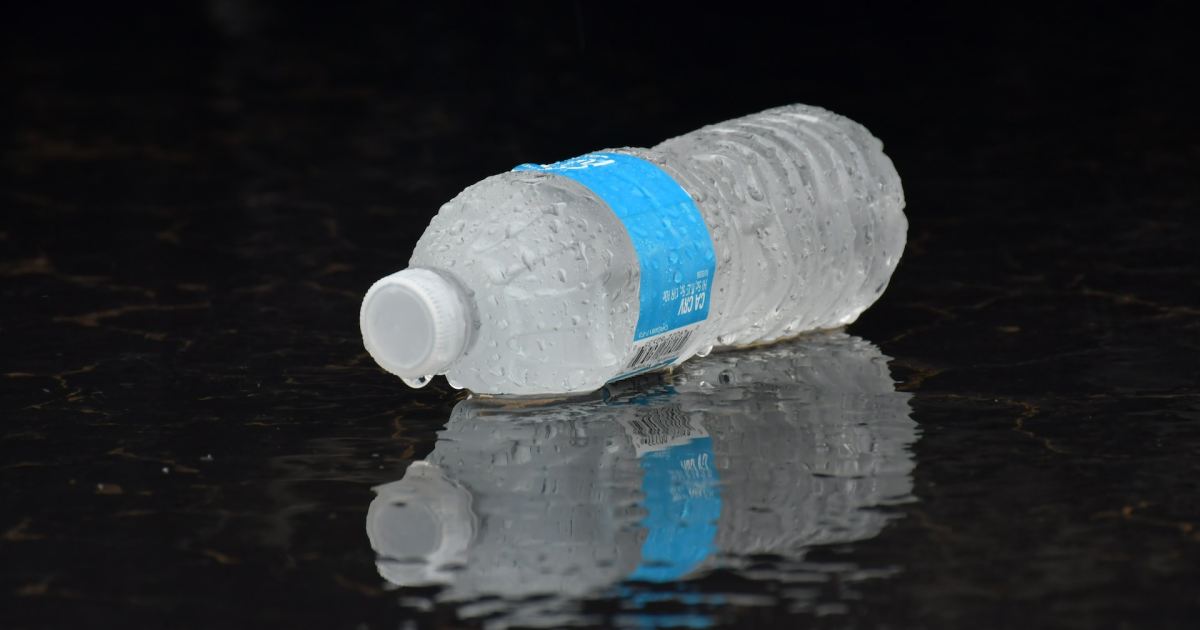 Preocupante estudio revela potencial peligro de las aguas embotelladas en plástico