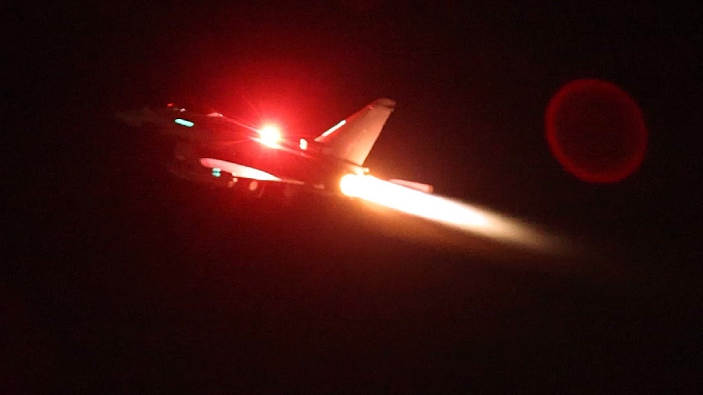 Estados Unidos y el Reino Unido realizan ataques contra sitios de drones y misiles hutíes