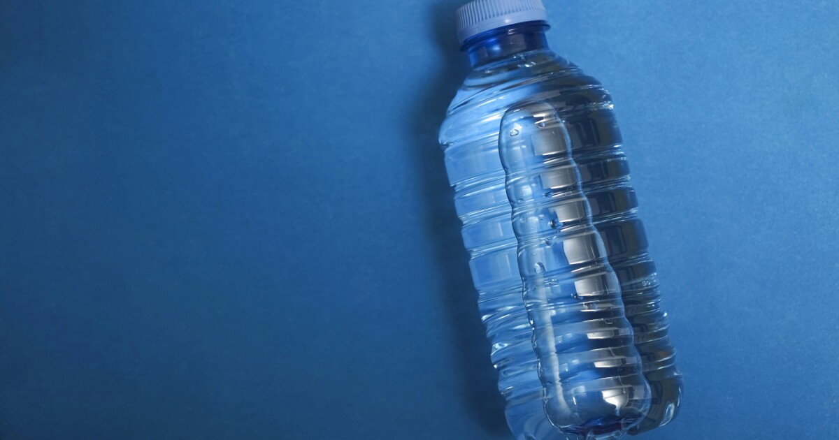 Un litro de agua embotellada contiene 240.000 fragmentos de plástico