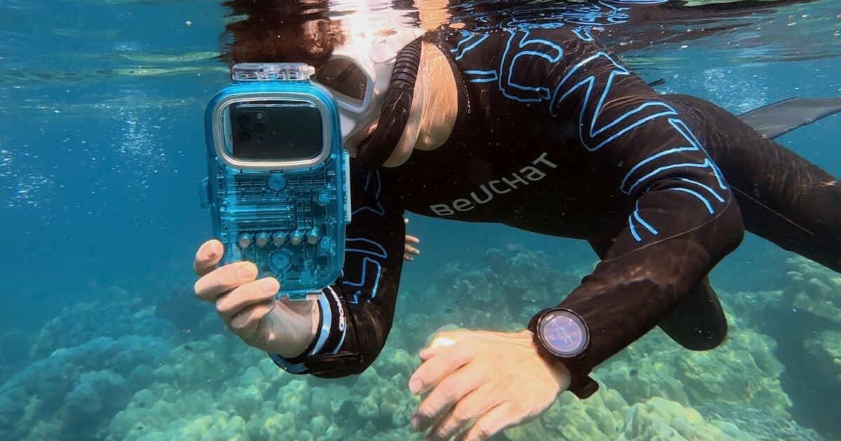 Universal Lite convierte casi cualquier teléfono inteligente en una cámara subacuática